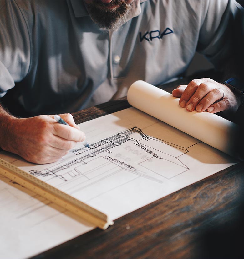 arquitecto diseñando y dibujando